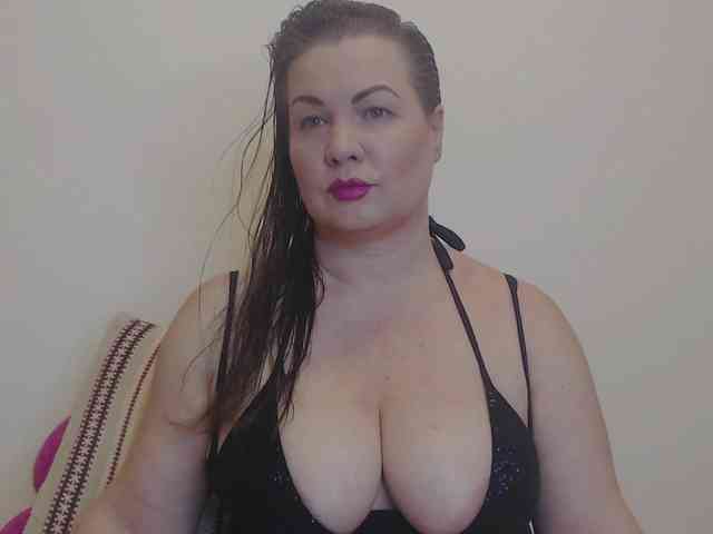 Lady-Adrianna webcam