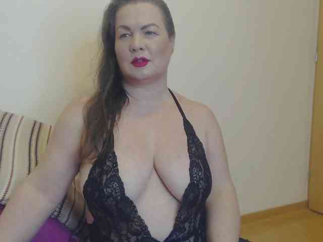 Lady-Adrianna webcam