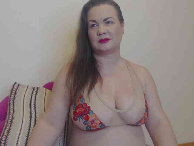 Lady-Adrianna webcam