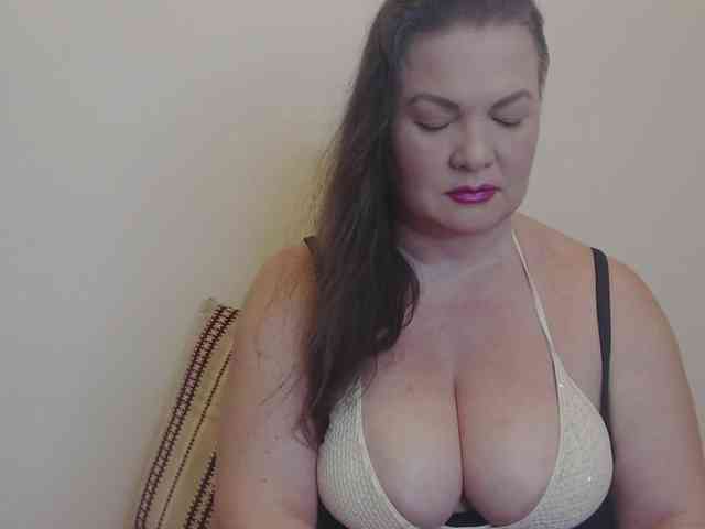 Lady-Adrianna webcam