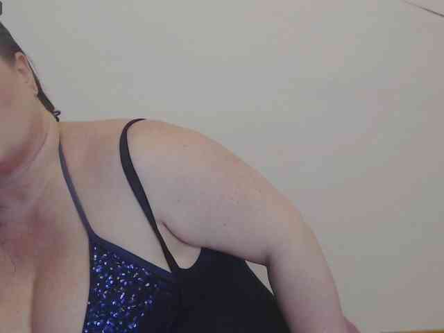 Lady-Adrianna webcam