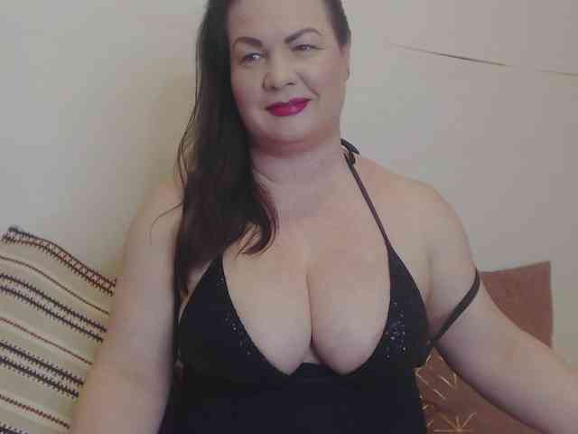 Lady-Adrianna webcam