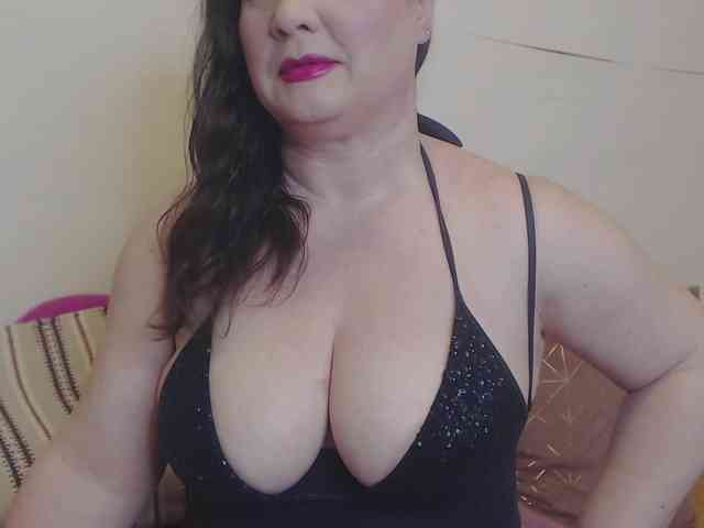 Lady-Adrianna webcam