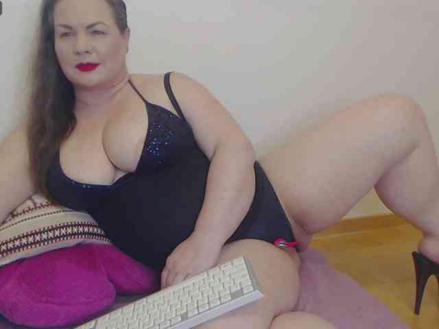 Lady-Adrianna webcam