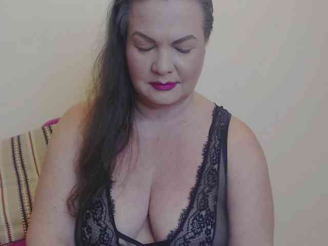 Lady-Adrianna webcam