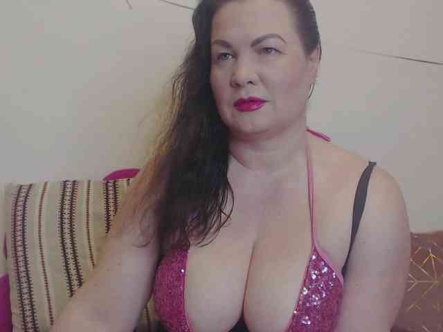 Lady-Adrianna webcam