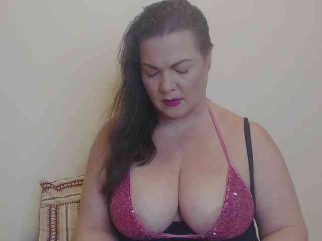 Lady-Adrianna webcam