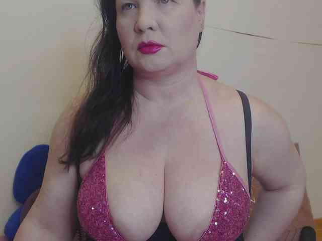 Lady-Adrianna webcam