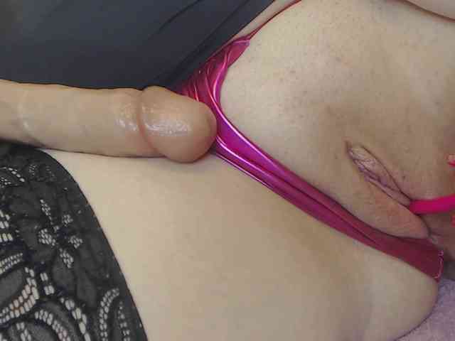 Lady-Adrianna webcam