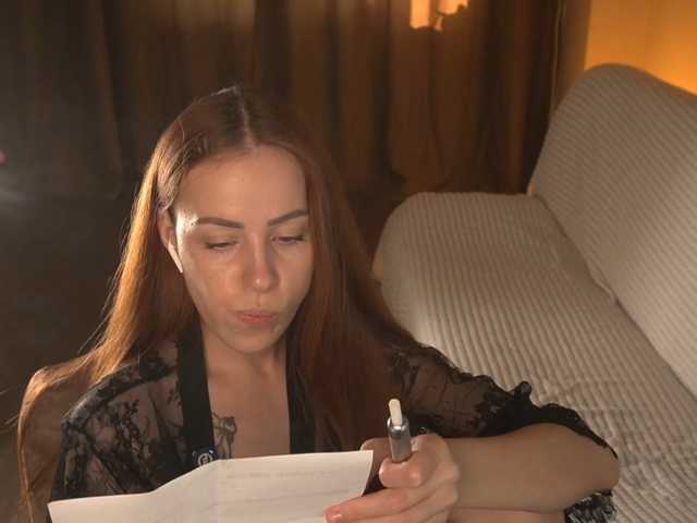 le modèle PONI_DI est en webcam porno dans un show sur le site bongacams, il possède les tags suivants: White/Caucasian,Redhead,Shaved