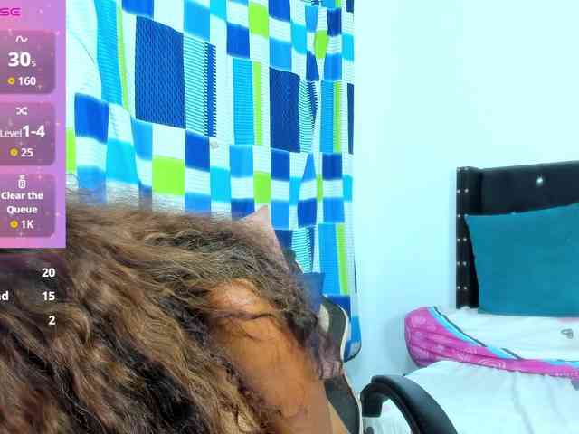 Model ini sedang live sekarang. EbonnyLatinx