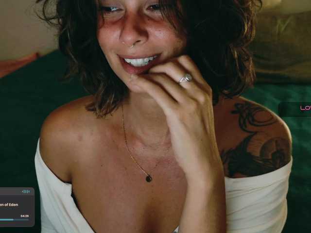 le modèle DeliFlower est en webcam porno dans un show sur le site bongacams, il possède les tags suivants: White/Caucasian,Brunette,Trimmed