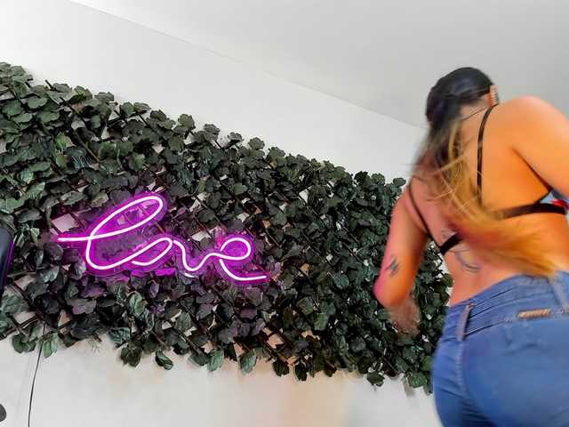 DestinyHills live cam on BongaCams