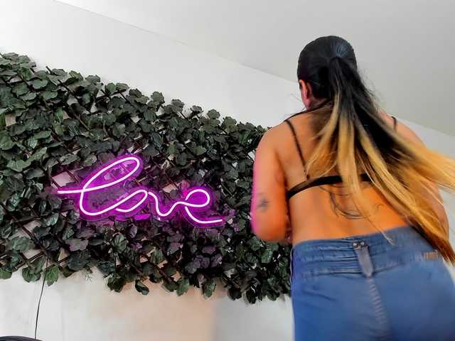 DestinyHills live cam on BongaCams