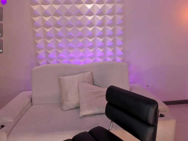 MiaRoberts1 live cam on BongaCams