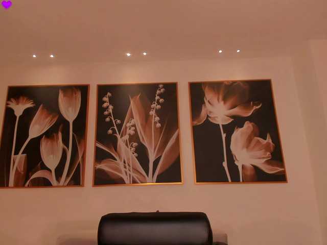 MiaRoberts1 live cam on BongaCams