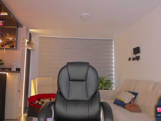 MiaRoberts1 live cam on BongaCams