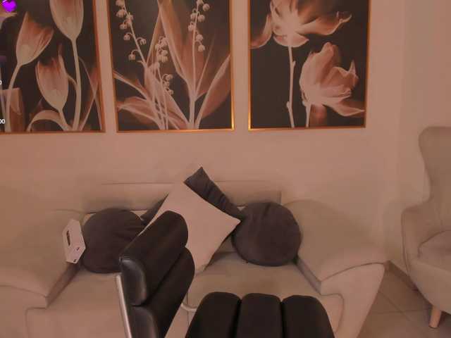MiaRoberts1 live cam on BongaCams
