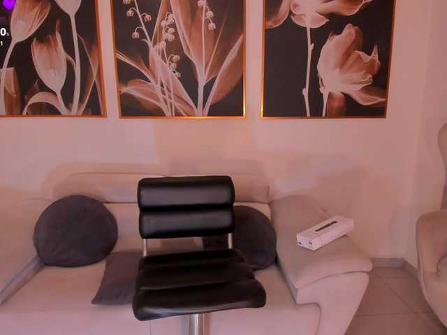 MiaRoberts1 live cam on BongaCams