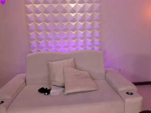 MiaRoberts1 live cam on BongaCams