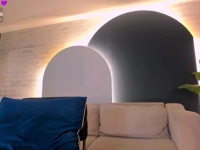 MiaRoberts1 live cam on BongaCams