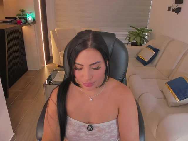 MiaRoberts1 live cam preview