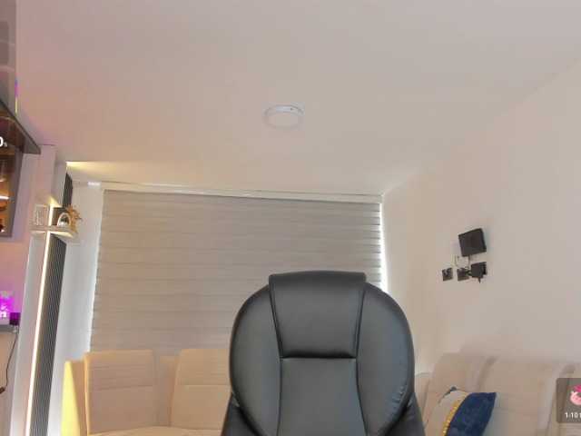 MiaRoberts1 live cam on BongaCams