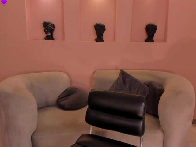 MiaRoberts1 live cam on BongaCams