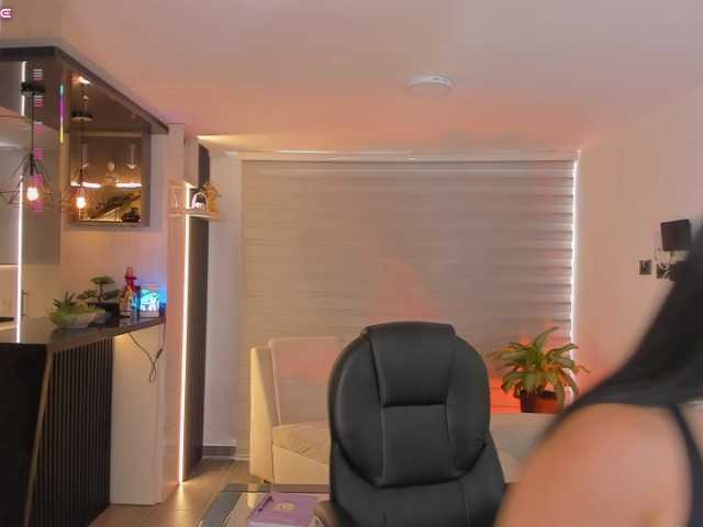 MiaRoberts1 live cam on BongaCams