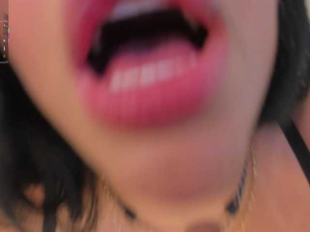MiaRoberts1, en vivo ahora en BongaCams