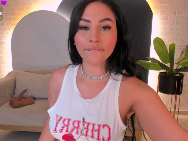 MiaRoberts1 live cam on BongaCams