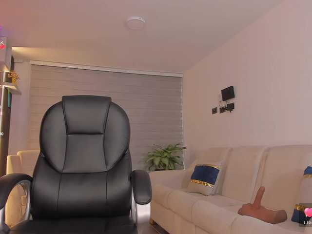 MiaRoberts1 live cam on BongaCams