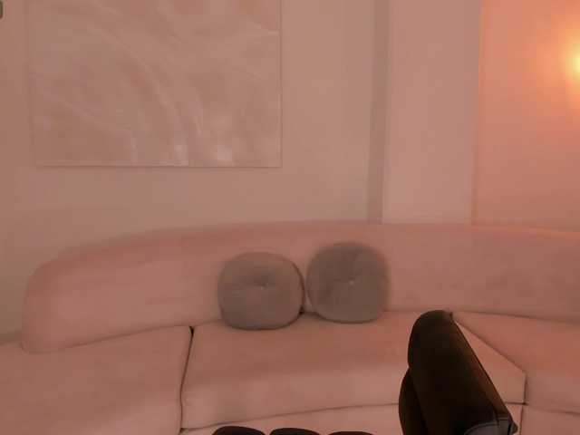MiaRoberts1 live cam on BongaCams