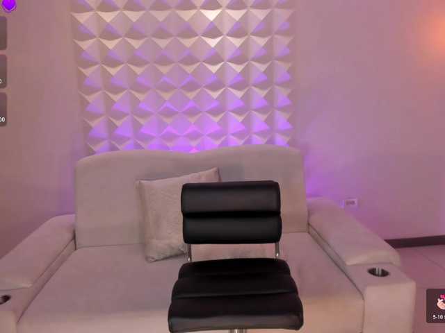MiaRoberts1 live cam on BongaCams