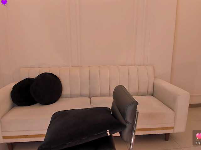 MiaRoberts1 live cam on BongaCams