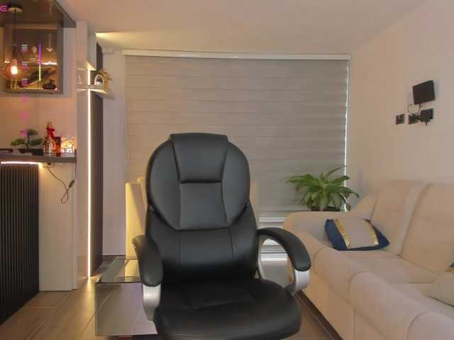 MiaRoberts1 live cam on BongaCams