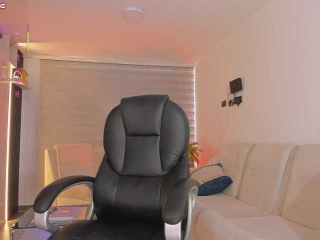 MiaRoberts1 live cam on BongaCams