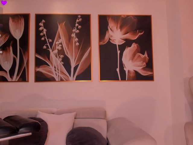 MiaRoberts1 live cam on BongaCams