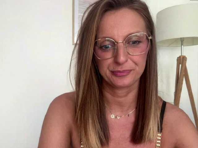 RachellaFox Live Cam and Statistics on UnifiedCams