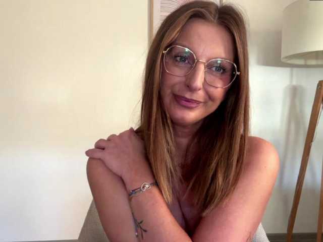RachellaFox live cam preview