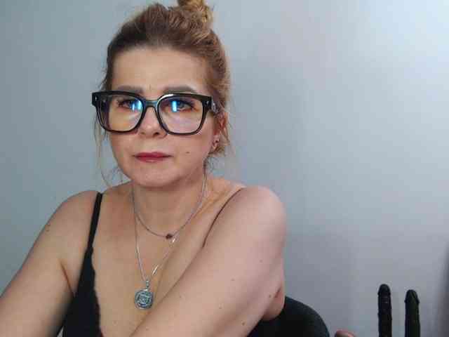 MilfHester4U webcam