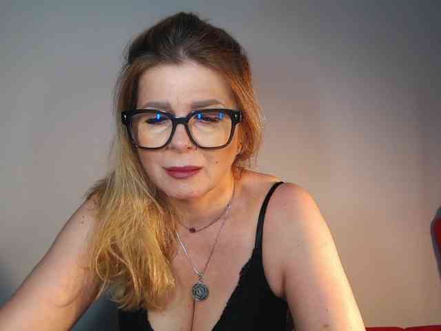 MilfHester4U webcam