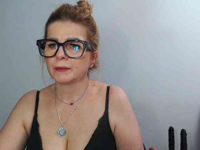 MilfHester4U webcam