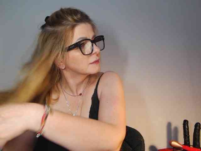 MilfHester4U webcam