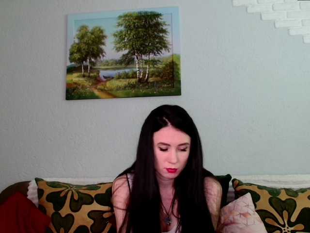 MilfLunna ist ein weiteres deutsches Camgirl, das live verfügbar ist