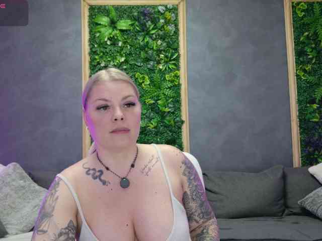 Issa_Jo webcam