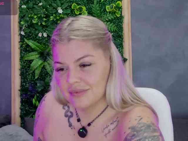 Issa_Jo webcam
