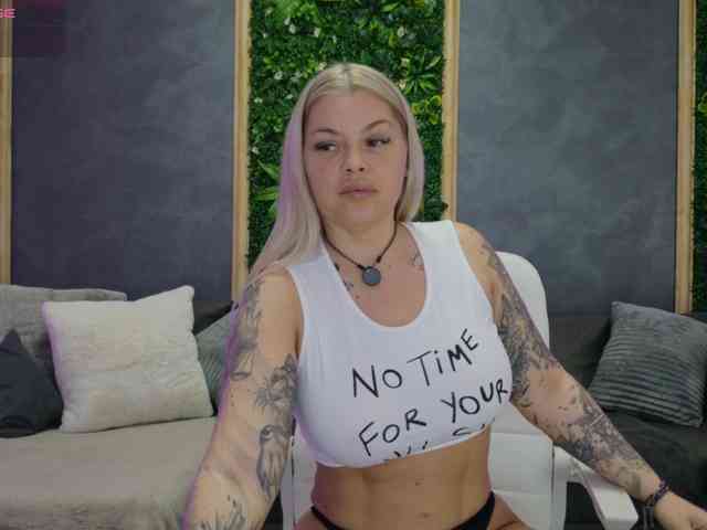 Issa_Jo webcam