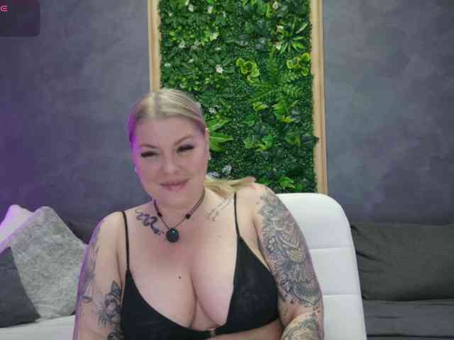 Issa_Jo webcam