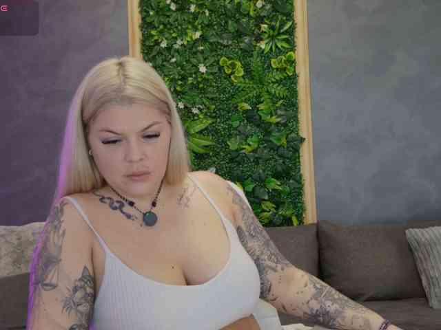 Issa_Jo webcam